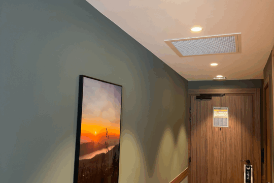 Couloir entrée chambre hôtel Golden Tulip Aix-Les-Bains