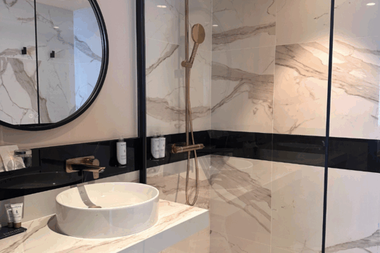 Salle de bain chambre hôtel Golden Tulip Aix-Les-Bains