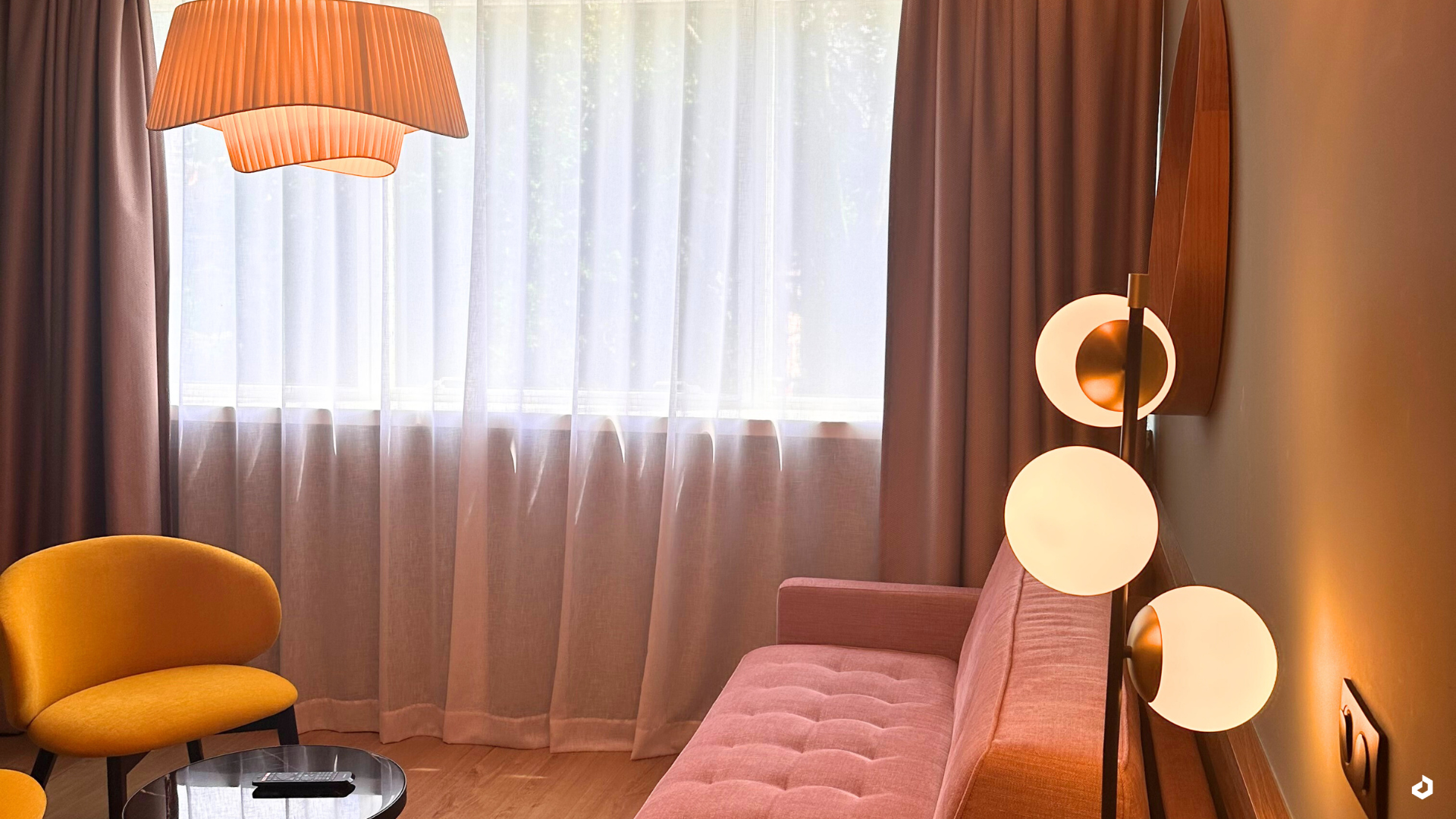 Salon chambre hôtel Golden Tulip Aix-Les-Bains