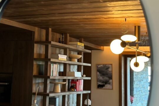 Photo dans un miroir d'un appartement de luxe à Courchevel, résidence Atmosphère 1850. Décoration haut de gamme.