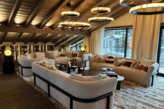 Photo d'un salon haut de gamme avec des beaux éclairages dans la pièce à Courchevel 1850.
