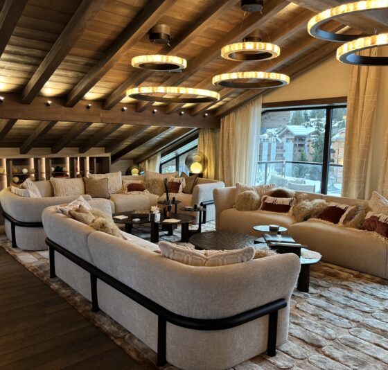 Photo d'un salon haut de gamme avec des beaux éclairages dans la pièce à Courchevel 1850.