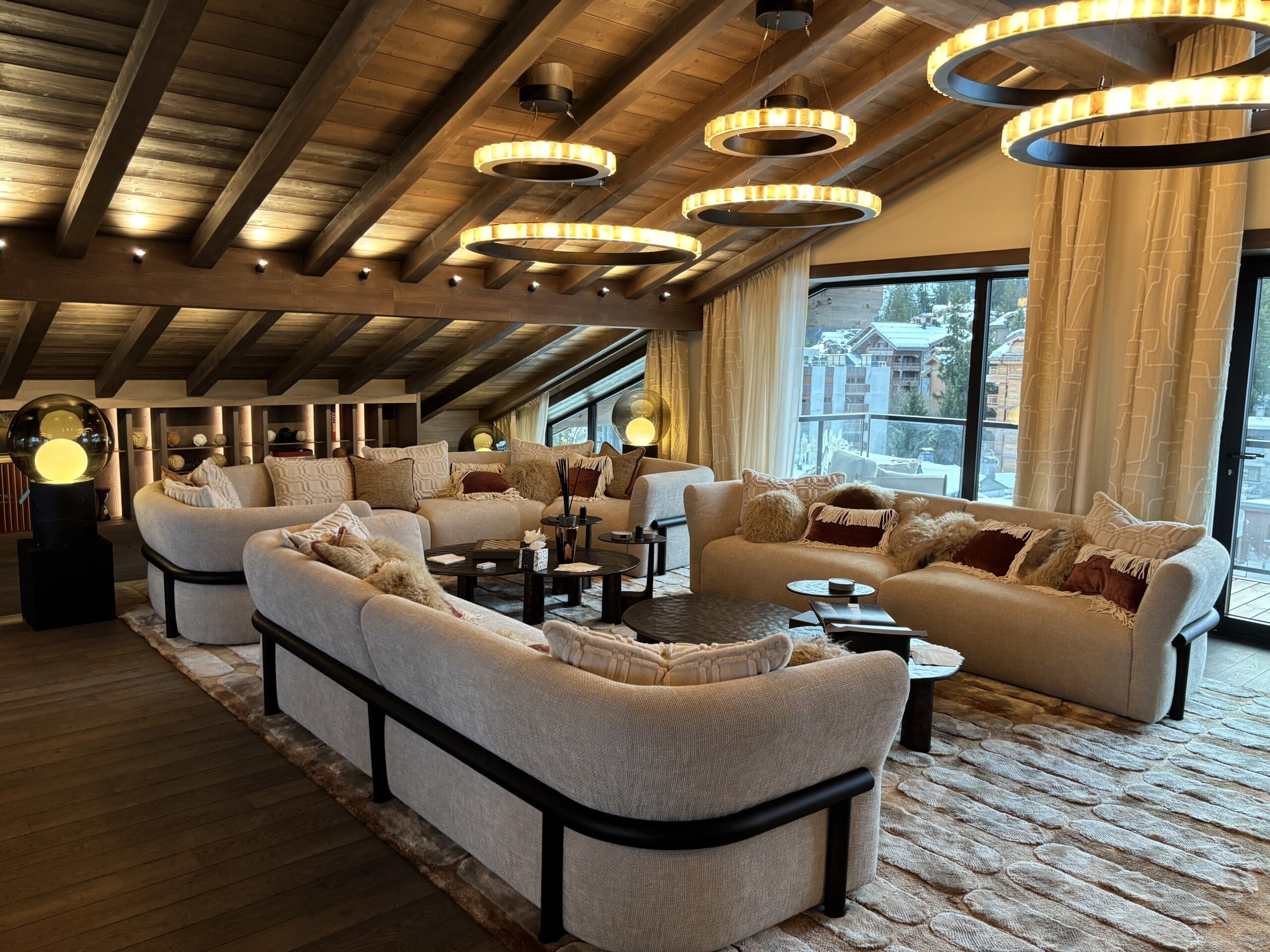 Photo d'un salon haut de gamme avec des beaux éclairages dans la pièce à Courchevel 1850.