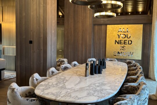 Photo d'une salle à manger haut de gamme avec des beaux éclairages dans la pièce à Courchevel 1850.