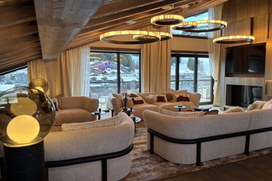 Photo d'un salon haut de gamme avec des beaux éclairages dans la pièce à Courchevel 1850.