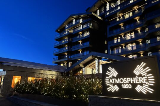 Photo de la façade de la résidence Atmosphère 1850 de nuit.