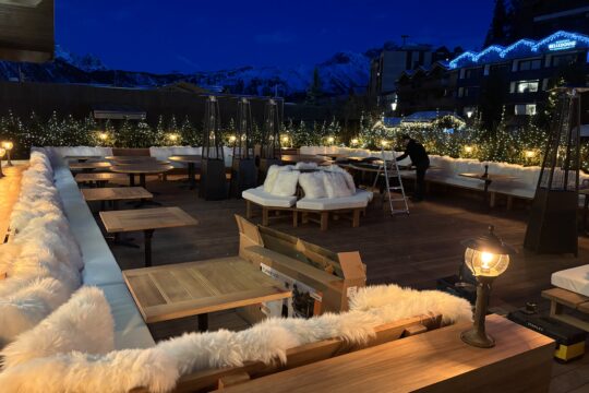 photo en extérieur coocooning du bar/restaurant d'une résidence haut de gamme à courchevel.