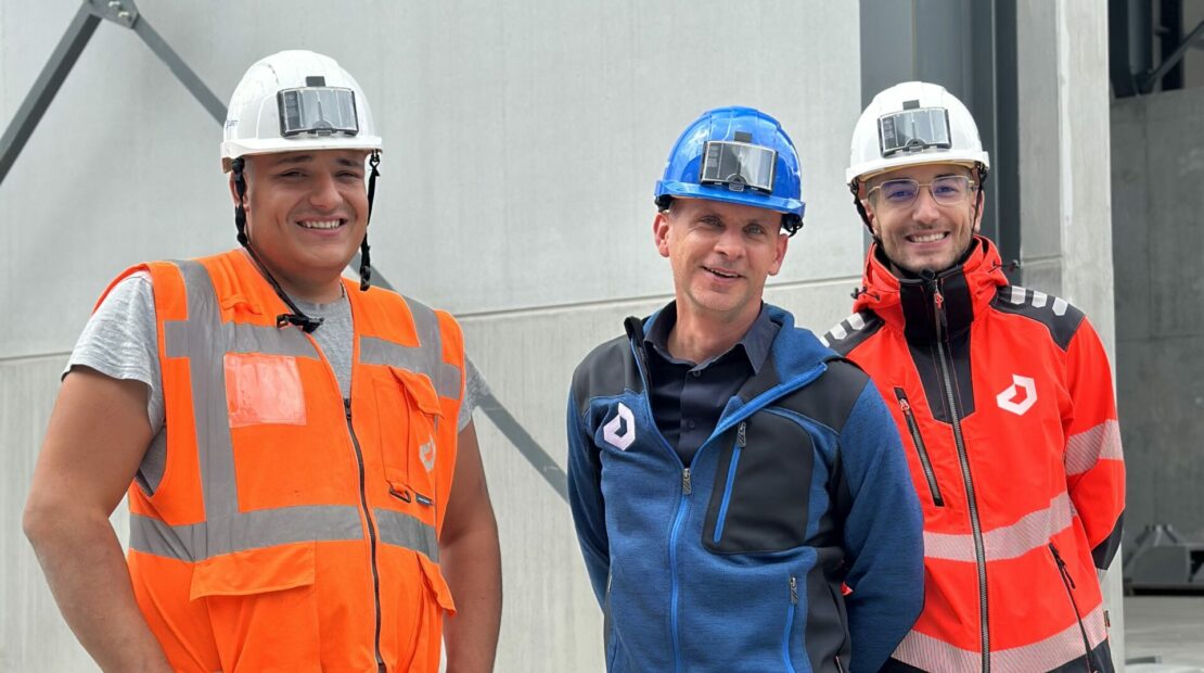 Equipe fibre optique de chez duret electricite. 3 collaborateurs devant un chantier industriel de fibre optique en haute savoie