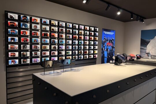 Photo du showroom Oakley Annecy-Le-Vieux avec mur de masques encastré lumineux