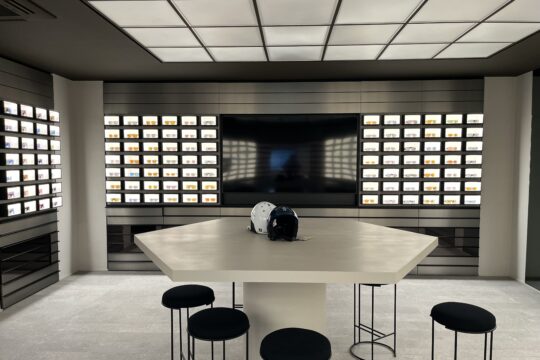 Photo du showroom Oakley Annecy-Le-Vieux avec mur de lunettes encastrées