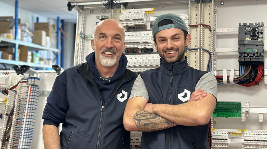 Equipe de l'atelier de pré fabrication d'armoire électrique à Annecy - entreprise DURET ELECTRICITE