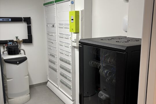 armoire electrique et baie informatique : local technique villa haut de gamme