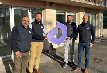 Photo devant agence extérieure DURET ELECTRICITE avec Robin Ribiollet, Jonathan Wajda, Sebastien GIROUD et Alexandre DEMARD tenant le logo DURET