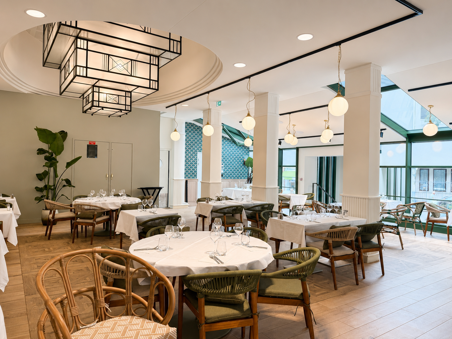 salle de restauration intérieur du restaurant la rotonde à aix les bains