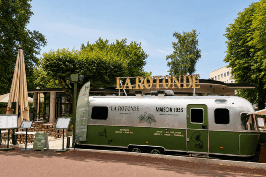 extérieur camion combi vert du restaurant la rotonde à aix les bains