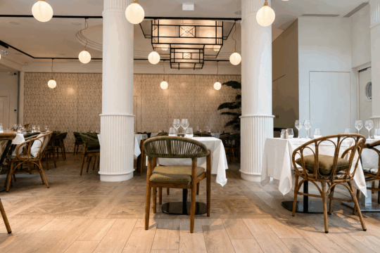 salle de restauration moderne avec éclairages ronds du restaurant la rotonde à aix les bains
