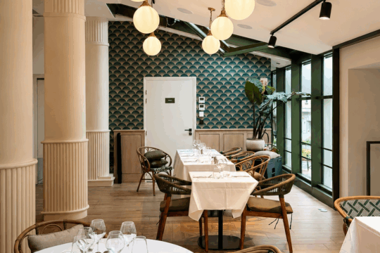 salle de restaurant de la rotonde aix les bains - ambiance verte et moderne