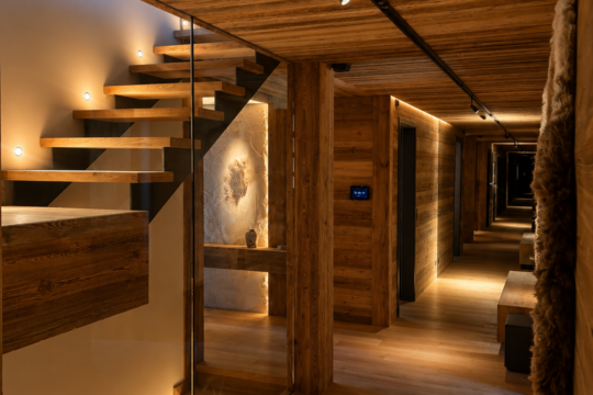 hall d'entrée avec escalier en bois éclairé