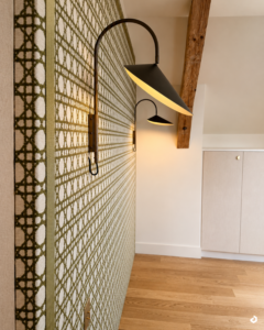 pose d'éclaire sur une tête de lit en tissu duret electricite